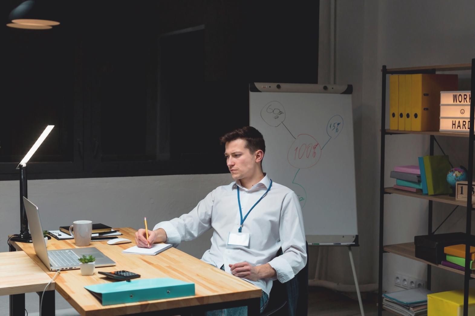 Salle de formation avec équipements de développement de jeux mobiles